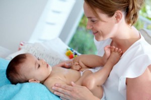 Tips dan Panduan Melakukan Pijat Bayi